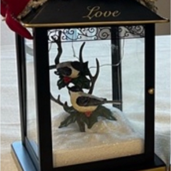 Beautiful decorative light up lantern with birds in snow. AAA batteries included - Picture 5 of 5
